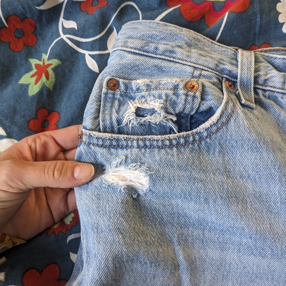 Levi's 501 Distressed Light Wash Cropped Jean High Waisted - Picture 6 of 13